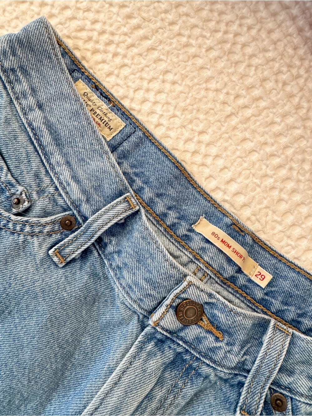 Levi’s 80s Mom Shorts - Picture 4 of 4